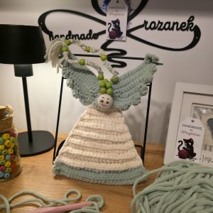 Aniołek ecru z naturalnymi drewnianymi koralikami