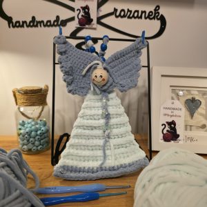 Błękitno-niebieski aniołek z naturalnymi drewnianymi koralikami