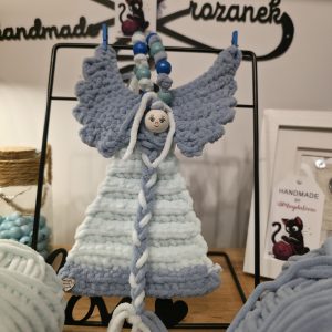 Mały niebiesko-błękitny aniołek z naturalnymi drewnianymi koralikami