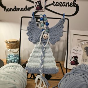Mały niebiesko-błękitny aniołek z naturalnymi drewnianymi koralikami